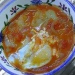 Sopa de tomate e batata com ovo escalfado