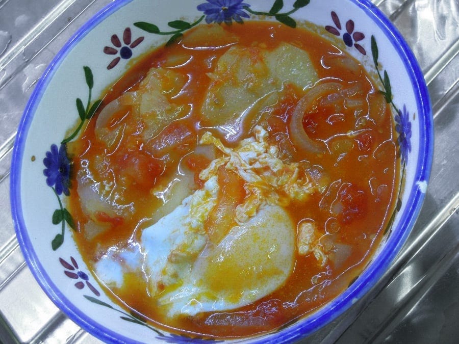 Grafe e Faca Sopa de tomate e batata com ovo escalfado