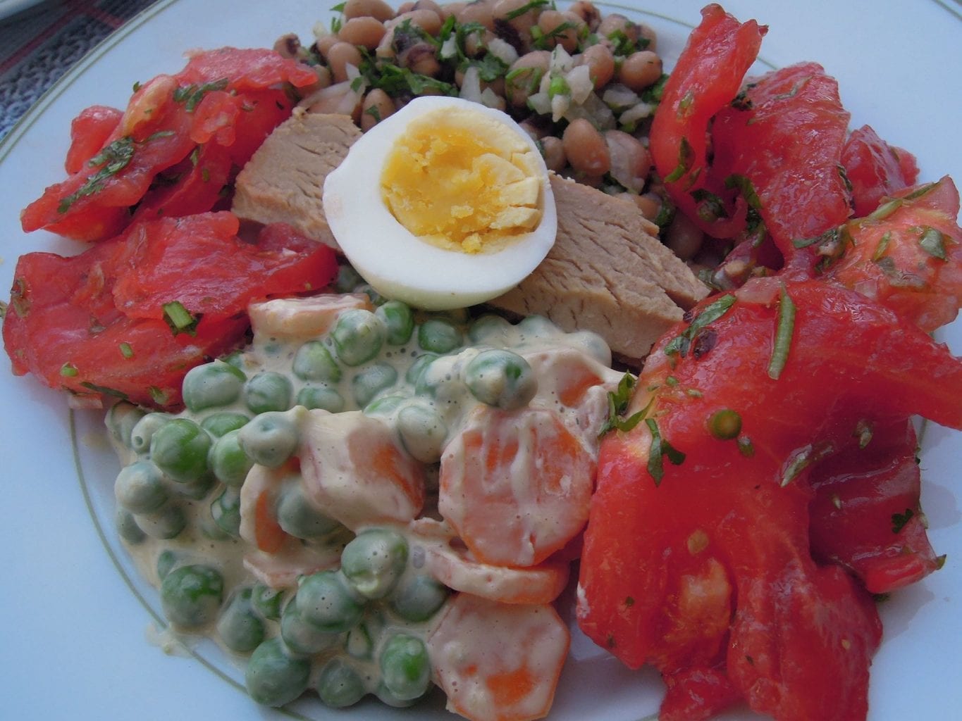 Grafe e Faca Atum com tomate, ervilhas e feijão frade