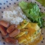 Ovos mexidos com arroz e salsichas, um belo petisco