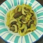 Tagliatelle com cogumelos castanhos