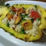 Arroz thai, ou arroz Thá-aí, servido num ananás