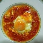 Sopa de tomate com ovo escalfado