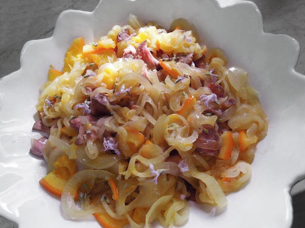 Bifes de cebolada alaranjados com as sobras do dia anterior com as sobras do dia anterior