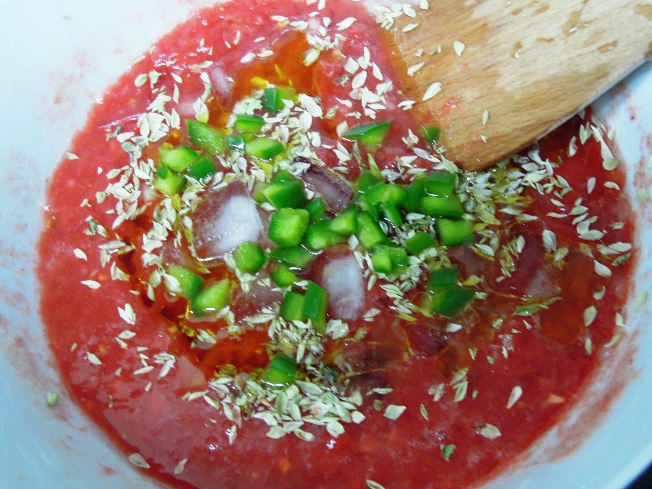 Sopa de tomate fria com queijo fresco