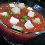 Sopa de tomate fria com queijo fresco