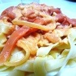 Tagliatelle com tiras de salmão fumado