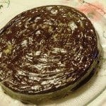 Bolo de castanhas com cobertura de chocolate