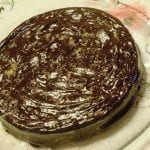 Bolo de castanhas com cobertura de chocolate