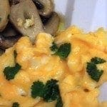 Ovos mexidos com coentros