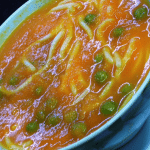 Sopa de cenoura, abóbora e ervilhas com esparguete