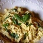 Tagliatelle com gengibre e manjericão
