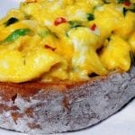 Tosta de ovos mexidos com coentros, um petisco à maneira