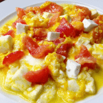 Ovos Mexidos com Tomate e Queijo Fresco