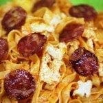 Massa de pimentão com chouriço e ovos estrelados