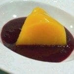 Pudim frio de manga com sopa de frutos vermelhos