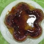 Pudim de pão com banana e molho de caipirinha
