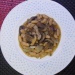 Feijoada de cogumelos marron com sementes de zimbro