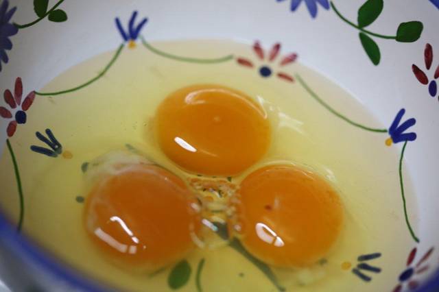 Ovos mexidos com queijo fresco e pão torrado - ovos