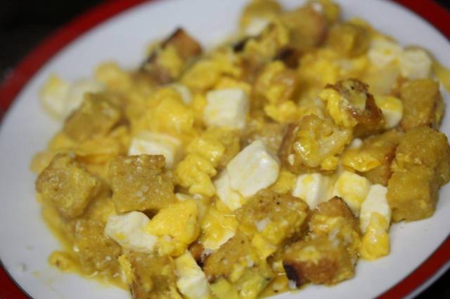 Ovos mexidos com queijo fresco e pão torrado