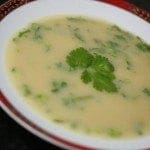Sopa de cebola e grão com coentros
