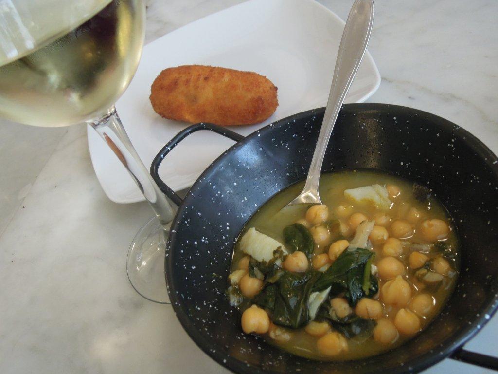 Sopa grão com bacalhau e espinafres da Taberna del Alabardero em Madrid