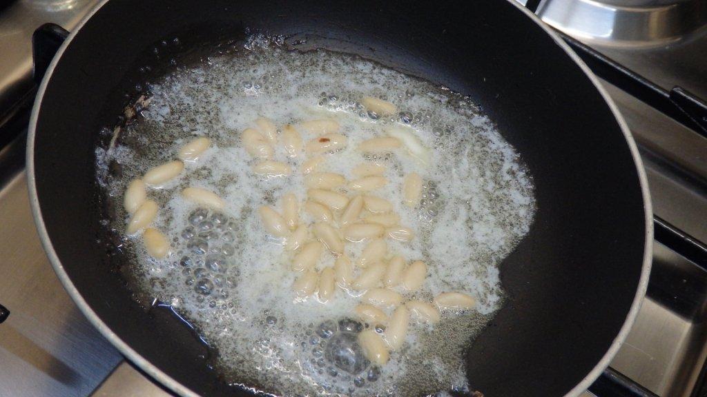 Arroz de manteiga com caril e pinhões