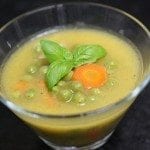 Creme de legumes com ervilhas e manjericão