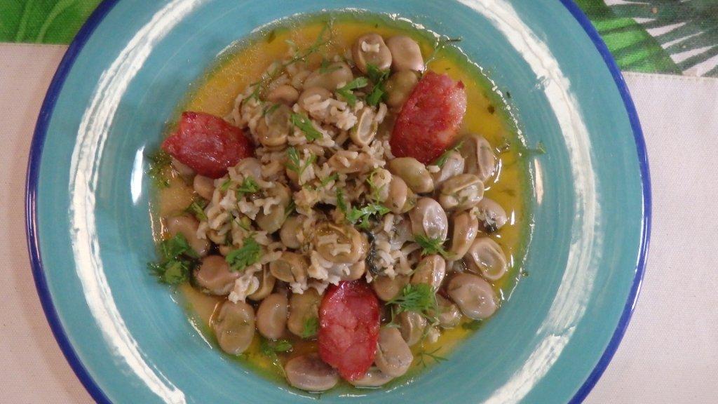 Chouriço frito com arroz de favas