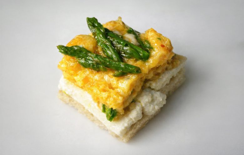 Ovos mexidos com espargos bravos