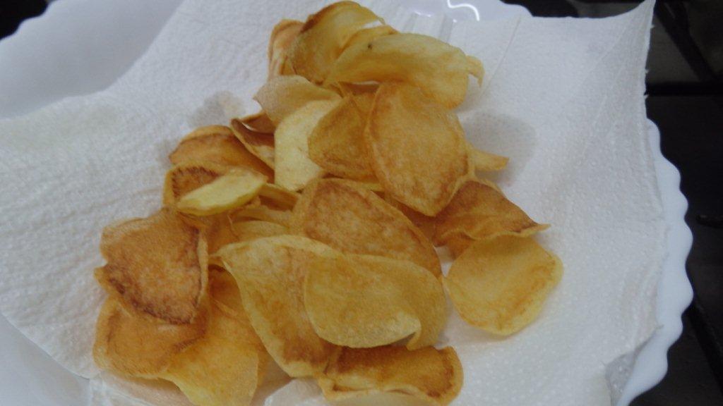 Batatas fritas (chips) bem fininhas