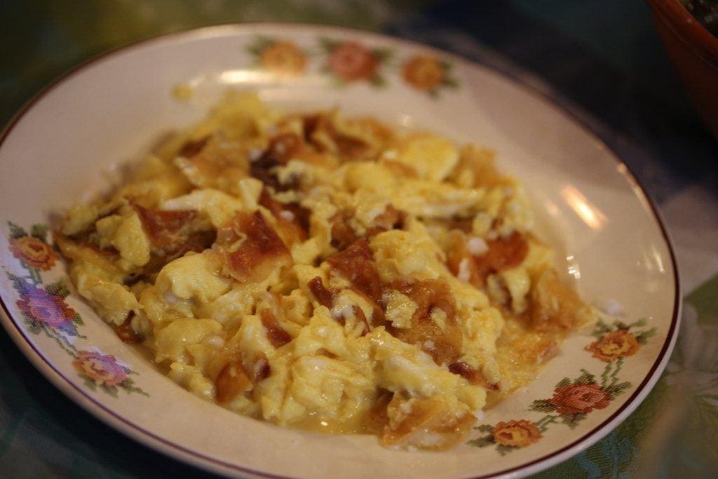 Ovos mexidos com batatas chips