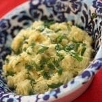 Batatas esmagadas com maionese e coentros