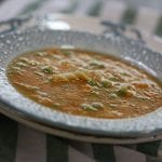 Sopa de abobora com massa e ervilhas