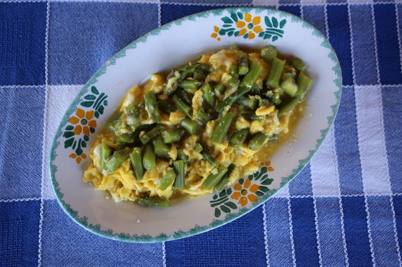 Ovos mexidos com espargos mansos
