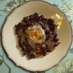 Feijoada de alecrim com ovo escalfado