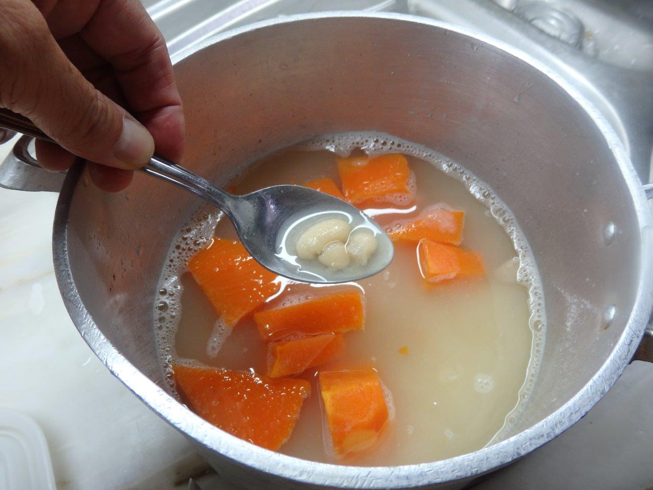 Sopa de feijão branco com abóbora e espinafres
