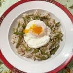 Arroz de espargos selvagens com ovos rotos