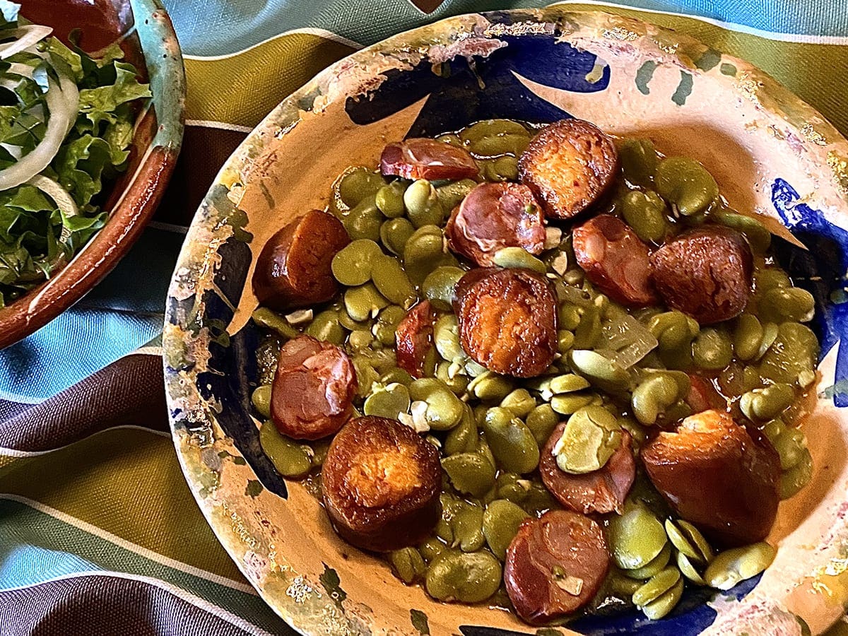 Favas sem pele guisadas com chouriço e farinheira