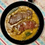 Como fritar bifes com molho de cerveja e mostarda