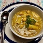 Sopa de grão com tomate e coentros 