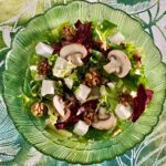 Salada verde com cogumelos nozes e queijo fresco