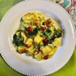 Gratinado de bacalhau com batatas, espinafres e tomatinhos