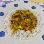 Caril de frango com maçã e amendoins
