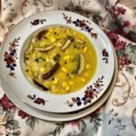 Sopa cremosa de milho com cogumelos e tomilho