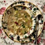 Sopa camponesa com coentros