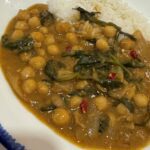 Caril de grão com espinafres
