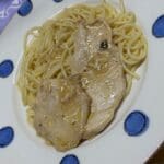 Bifinhos de frango marinados acompanhados com esparguete